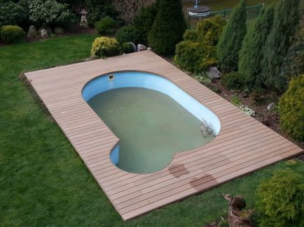 Atypický bazén zapuštěný do terasy