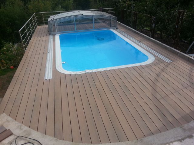 Dřevoplastová terasa kolem přelivového bazénu