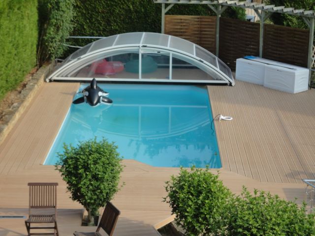 Exotická drážkovaná WPC bazénová terasa