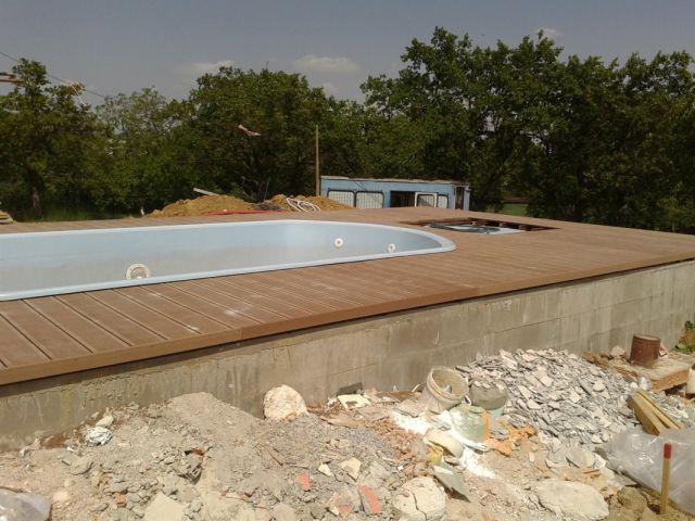 Rekonstrukce WPC terasy u bazénu