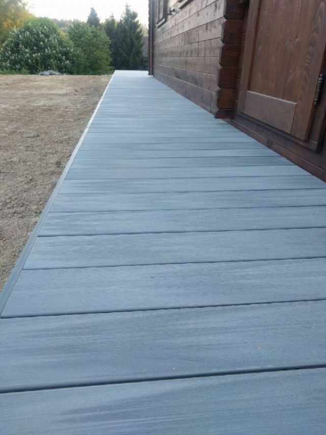 Středně žíhaná šedá terasa z dřevoplastu