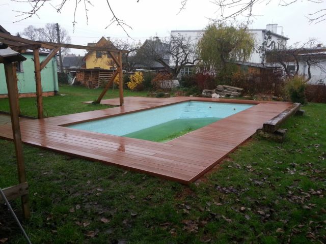 Dřevoplastová terasa kolem zděného bazénu